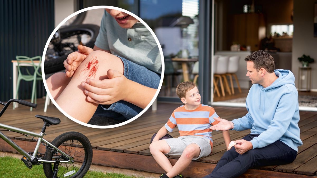 Ntate o tšoere bandeije ha a ntse a qoqa le mora oa hae. Setšoantšo se hlahisitseng lengole la mora oa hae le lemetseng.