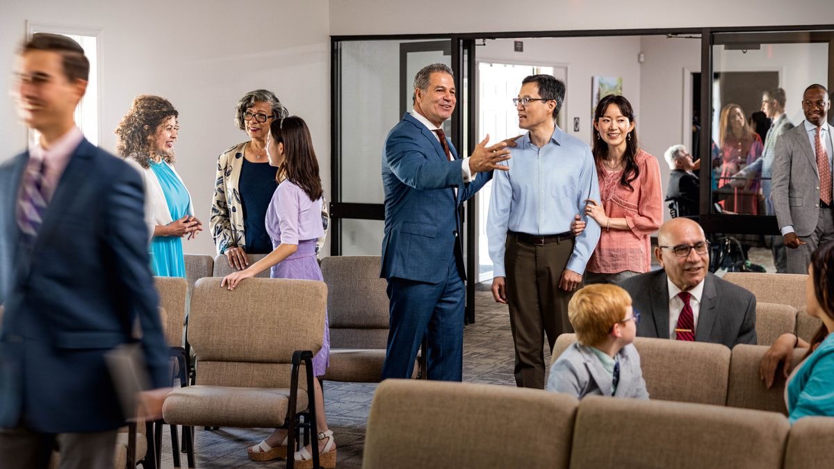 Bara le barali ba bo rona ba lilemo le merabe e fapaneng ba qoqa hamonate pele ho liboka. Mor’abo rona o amohela banyalani bao e seng Lipaki.