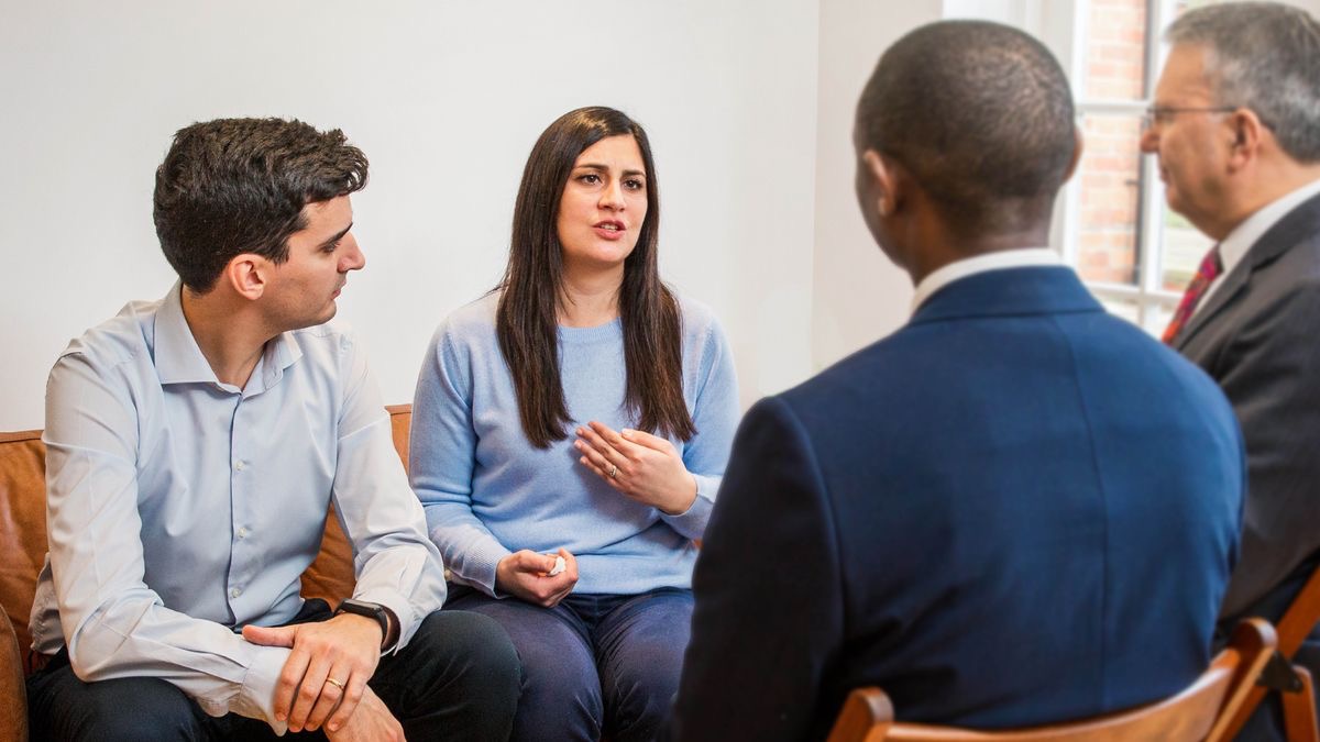 Morali oa bo rona ea hlahileng holimo o ntša maikutlo a hae ’me monna oa hae le baholo ba babeli ba mo mametse ka hloko.