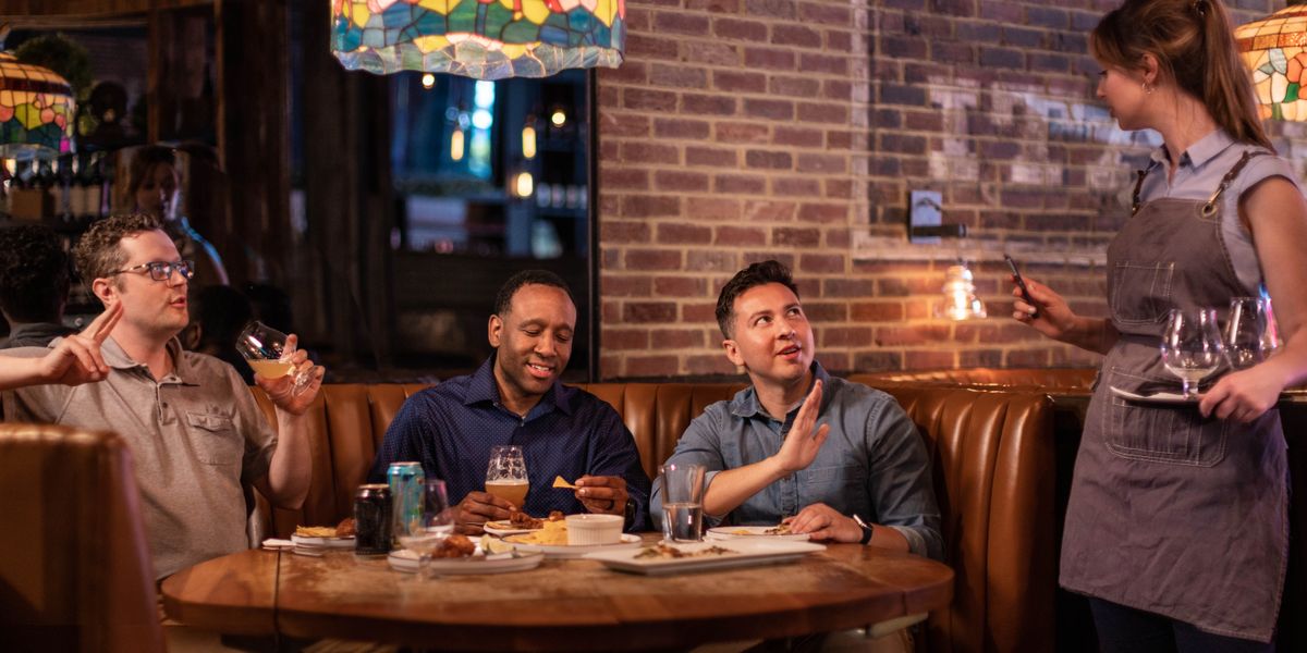 Bara ba bo rona ba bararo baa ja reschurenteng. Mor’abo rona e mong o noa metsi ’me bara ba bo rona ba babeli ba noa joala. Motho ea sebetsang reschurenteng o ba botsa hore na ba batla ho noa eng. Mor’abo rona ea noang joala o kopa bo bong ’me mor’abo rona ea noang metsi o re o hantle.