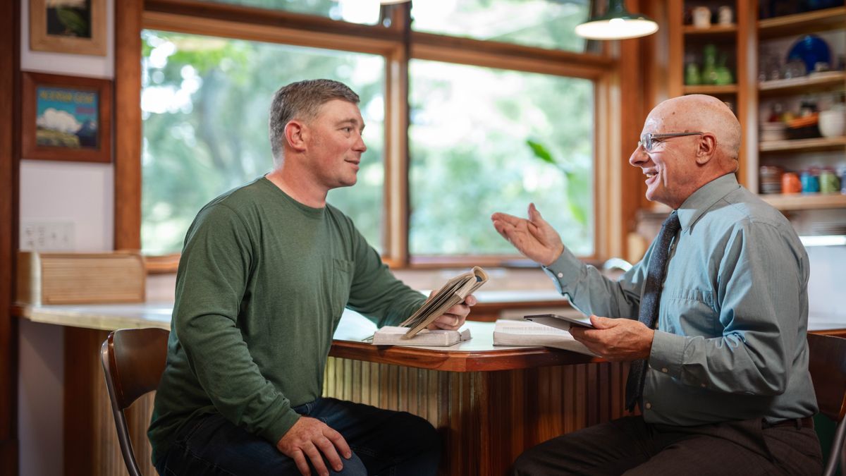 Mor’abo rona ea holileng o etela mor’abo rona e mong e le hore a mo khothatse a sebelisa Bibele.