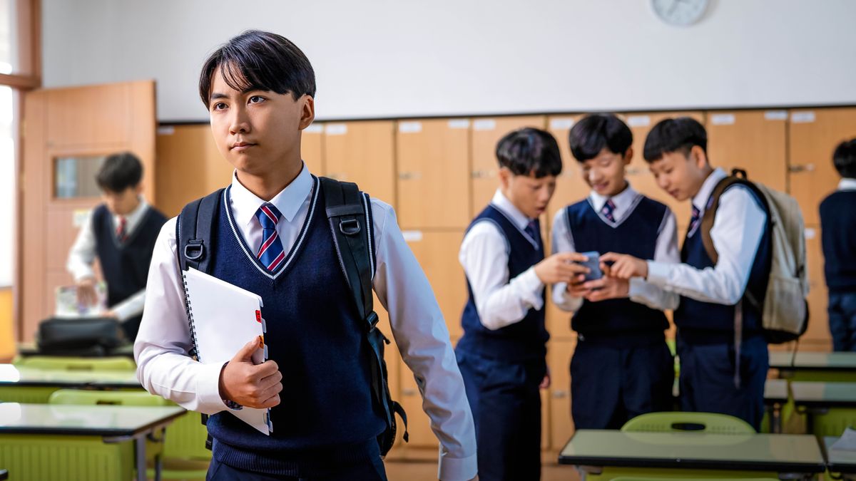 Mor’abo rona e mocha o siea bana bao a kenang ka tlelaseng le bona ba shebile ntho e ’ngoe fonong.