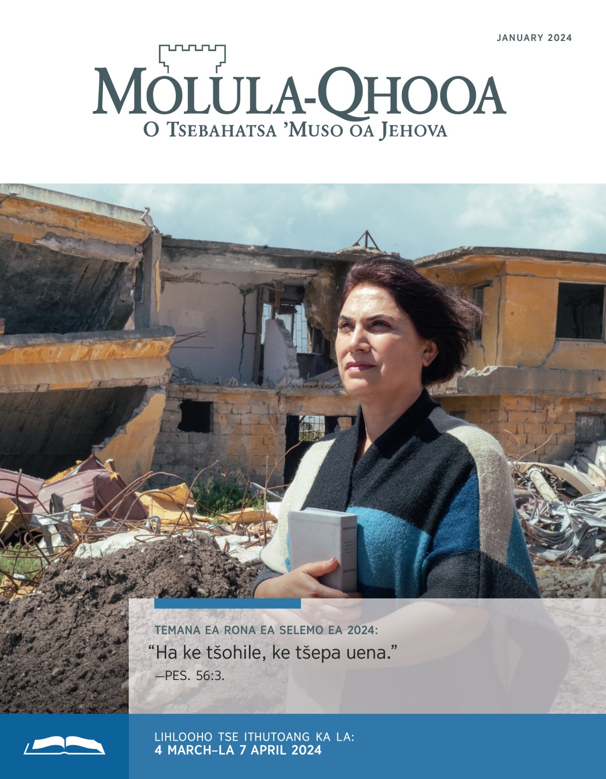 Morali oa bo rona o eme ka pel’a ntlo ea hae e senyehileng nakong ea koluoa a sa tšoha ’me o tšoere Bibele.