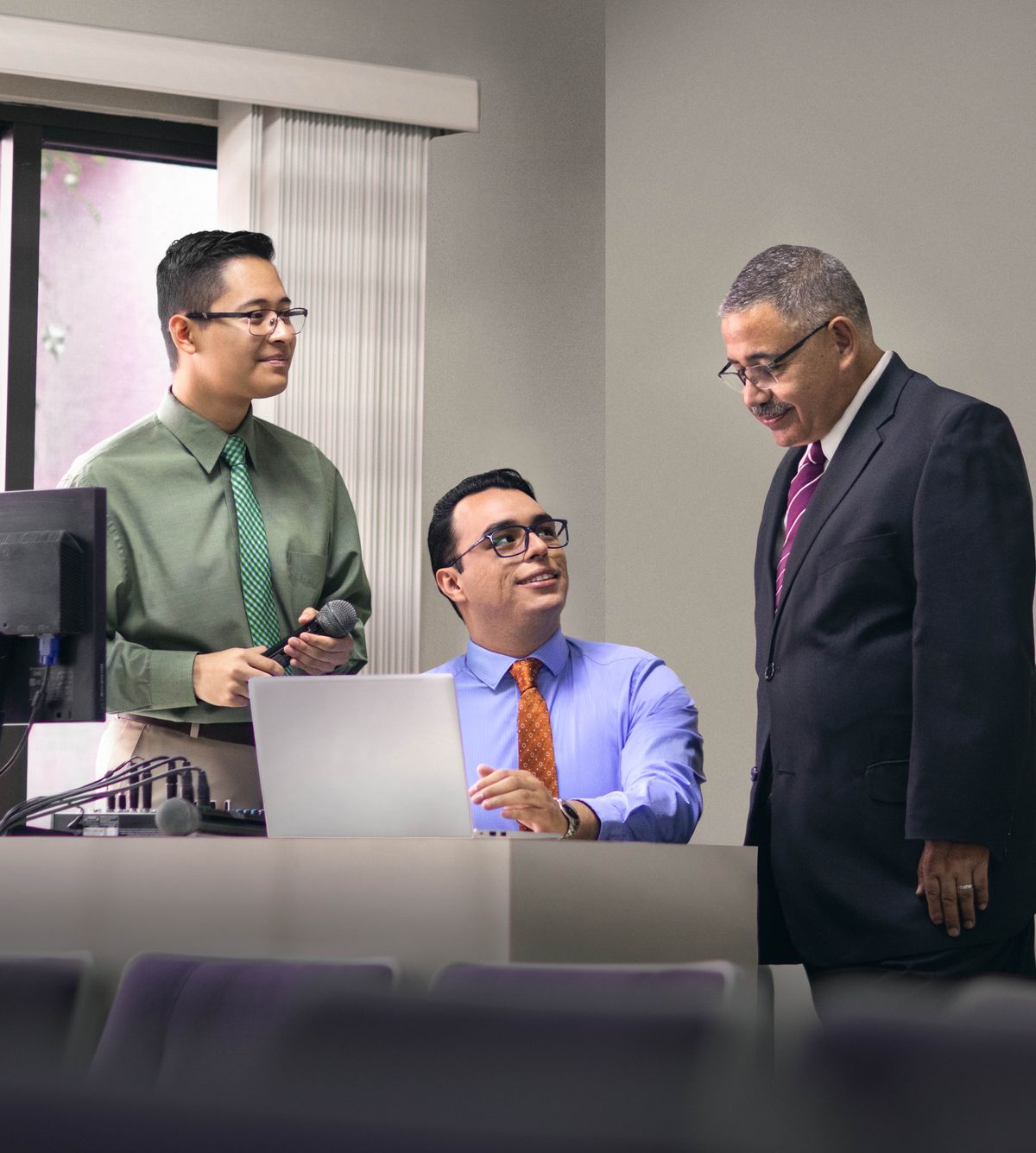 Moholo o mametse ha bara ba bo rona ba babeli ba bacha ba mo hlalosetsa hore na ba sebelisa thepa ea molumo joang Holong ea ’Muso.