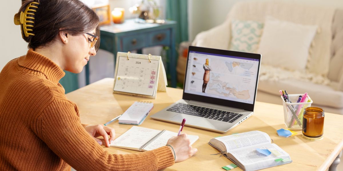 Morali oa bo rona o sebelisa laptop, Bibele le bukana eo a ngollang lintlha ho eona ha a etsa thuto ea botho. O sebelisa chate e reng “Mebuso ea Lefatše e Profetiloeng ke Daniele” e hlahang ho Lintlha Tsa B9 tsa “Bibele​—Phetolelo ea Lefatše le Lecha.”