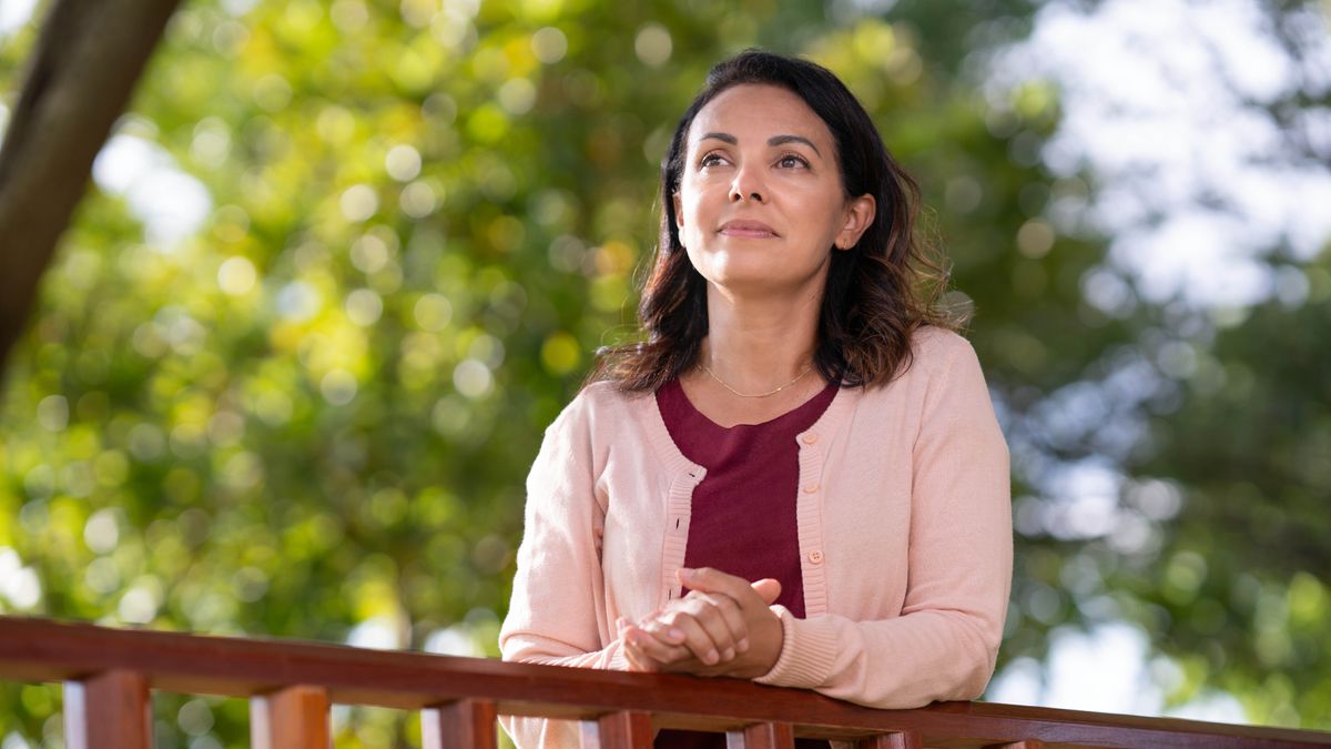 Morali oa bo rona o ntse a thuisa a le ka ntle sefahleho sa hae se khanya khotso.