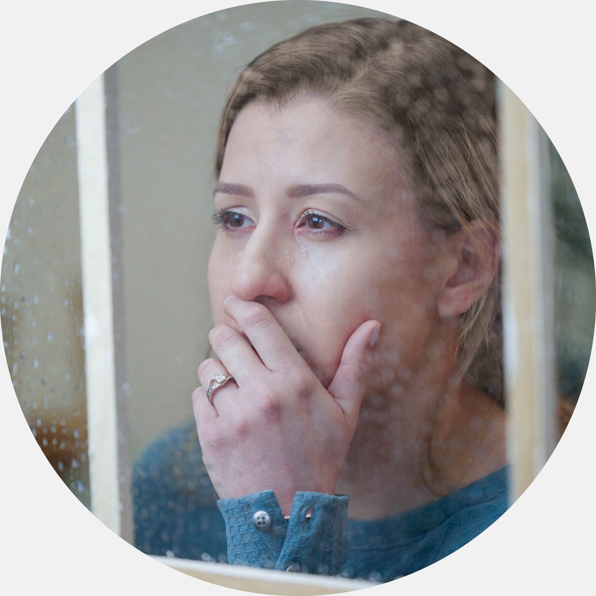 Morali oa bo rona o shebile ka ntle ka fensetere a tšoenyehile.