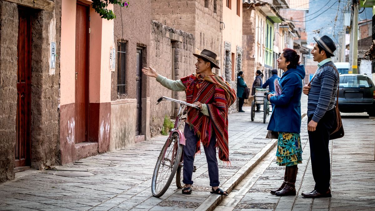 Monna ea buang Sequechua o bua le banyalani ba Lipaki tšimong. O ba bontša ha motho e mong.