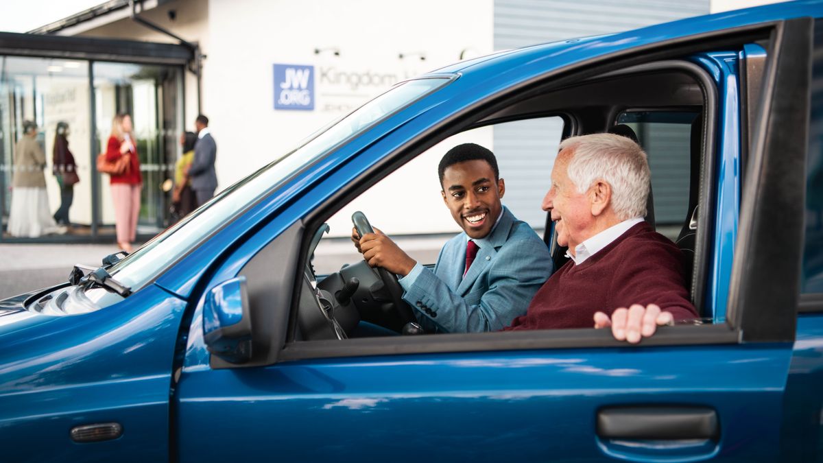 Mor’abo rona e mocha o sebelisa koloi ea hae ho isa mor’abo rona ea holileng libokeng.