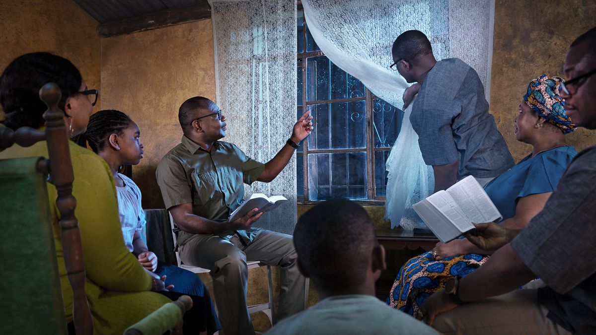 Bara le barali ba bo rona ba bala Bibele hammoho ba le ka kamoreng nakong ea mahlomola a maholo. Ba shebile ka ntle ka fensetere bosiu ’me mor’abo rona e mong o supile holimo.