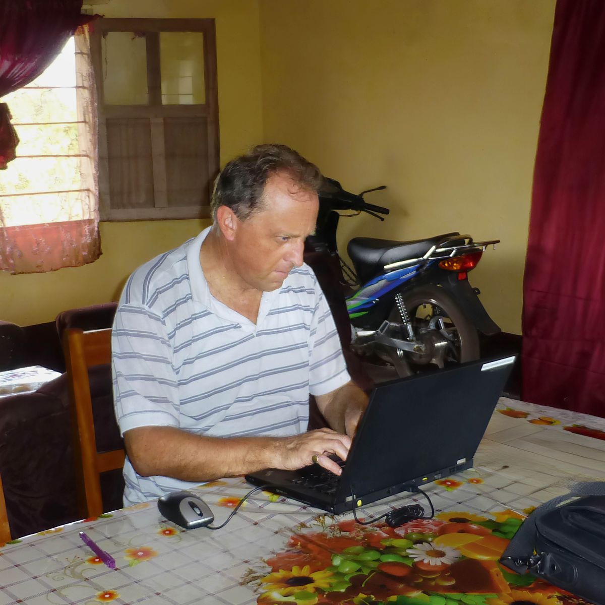 Mor’abo rona Franco o sebelisa laptop ea hae ho thaepa.