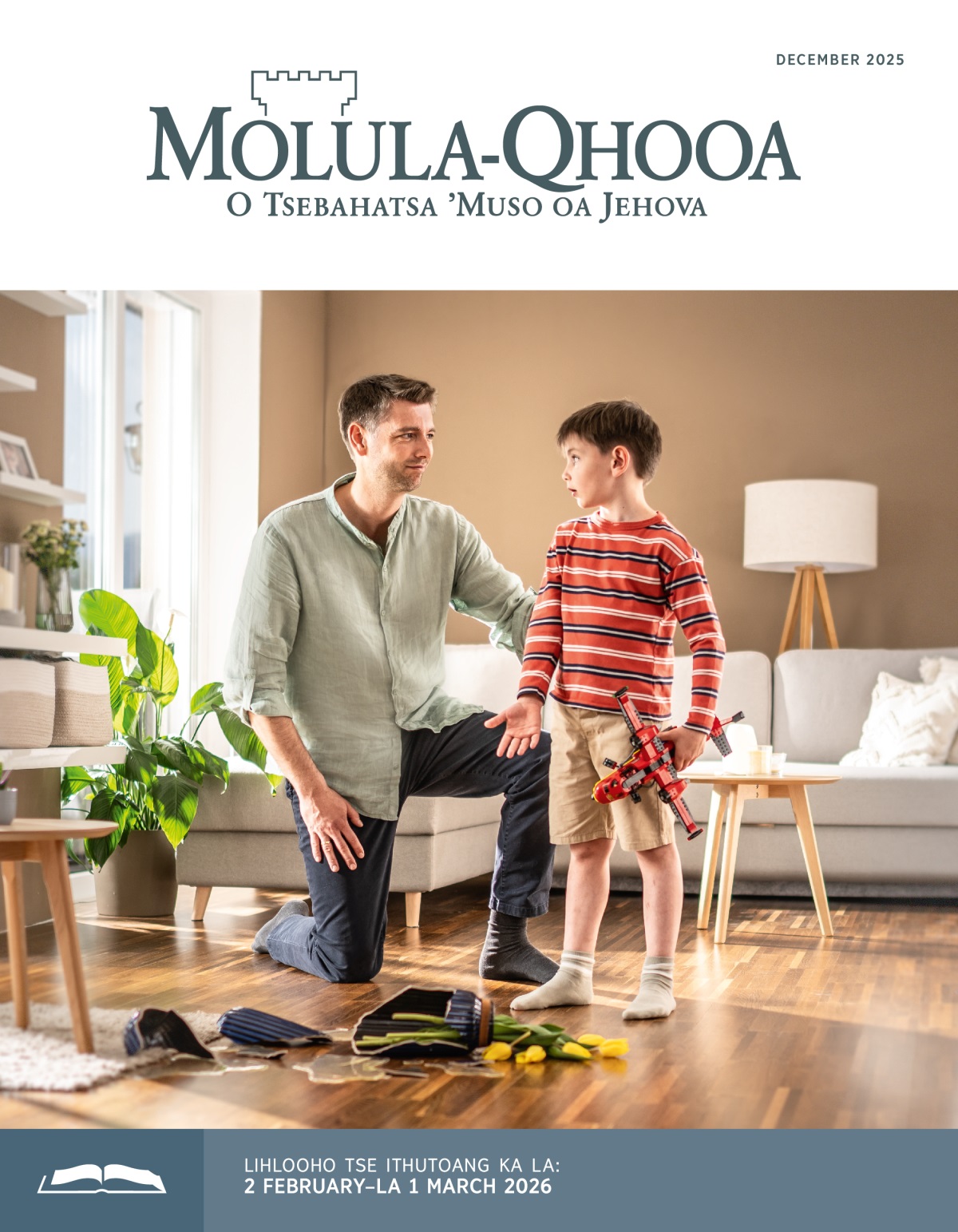 Ntate o mametse ka mamello ha moshanyana oa hae a ntse a mo hlalosetsa hore o pshatlile vase ea lipalesa ka phoso ha a ntse a bapala ka sefofane sa hae.