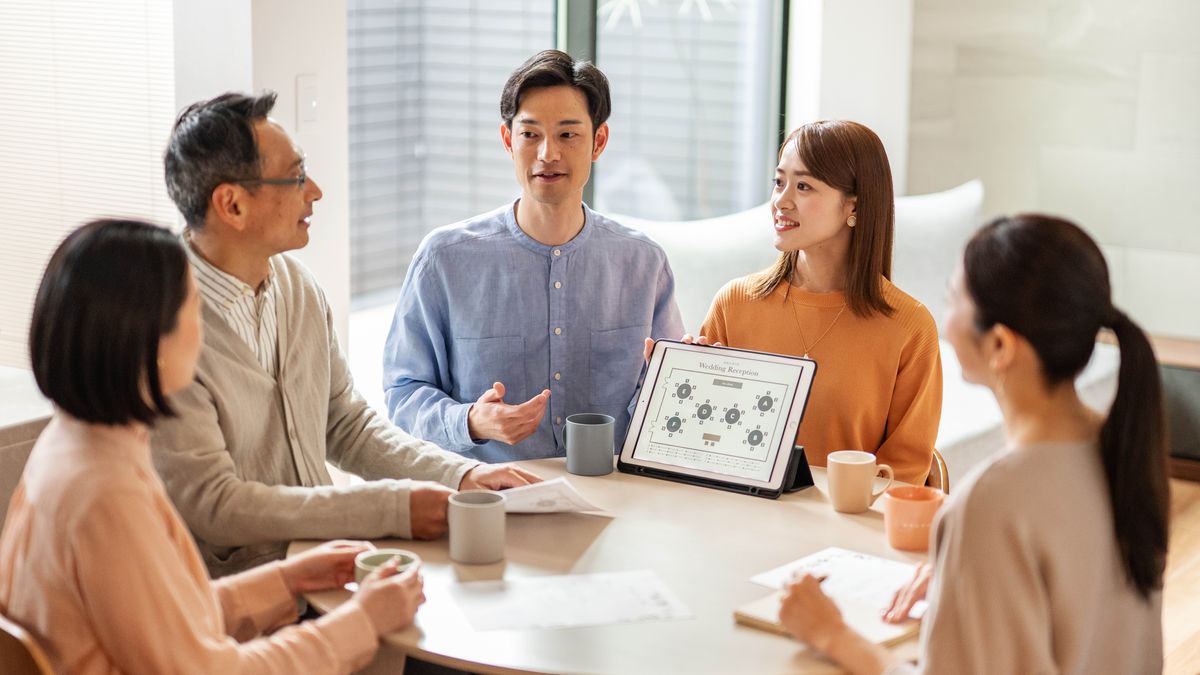 Bakreste ba tl’o nyalana ba buisana le metsoalle ea bona e tl’o ba thusa ka litlhophiso tsa lechato la bona. Mor’abo rona o tšoere tablet e bontšang hore na batho ba tl’o lula joang moketeng oa bona oa lechato.