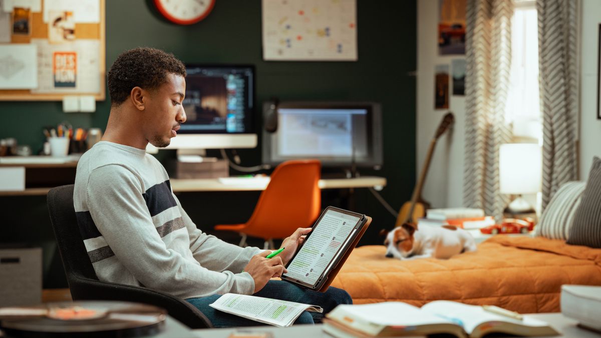 Mor’abo rona o etsa lipatlisiso tse kenelletseng ka mangolong ha a ntse a bala sehlooho sa “Molula-Qhooa.”