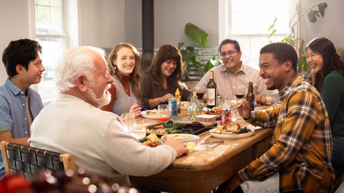 Bara le barali ba bo rona ba merabe le lilemo tse sa tšoaneng ba thabela lijo hammoho. Ba bang ba noa joala, ha ba bang bona ba noa lino tse ling. Bara ba bo rona ba bang ba holisitse litelu, ha ba bang bona ba li kutile.