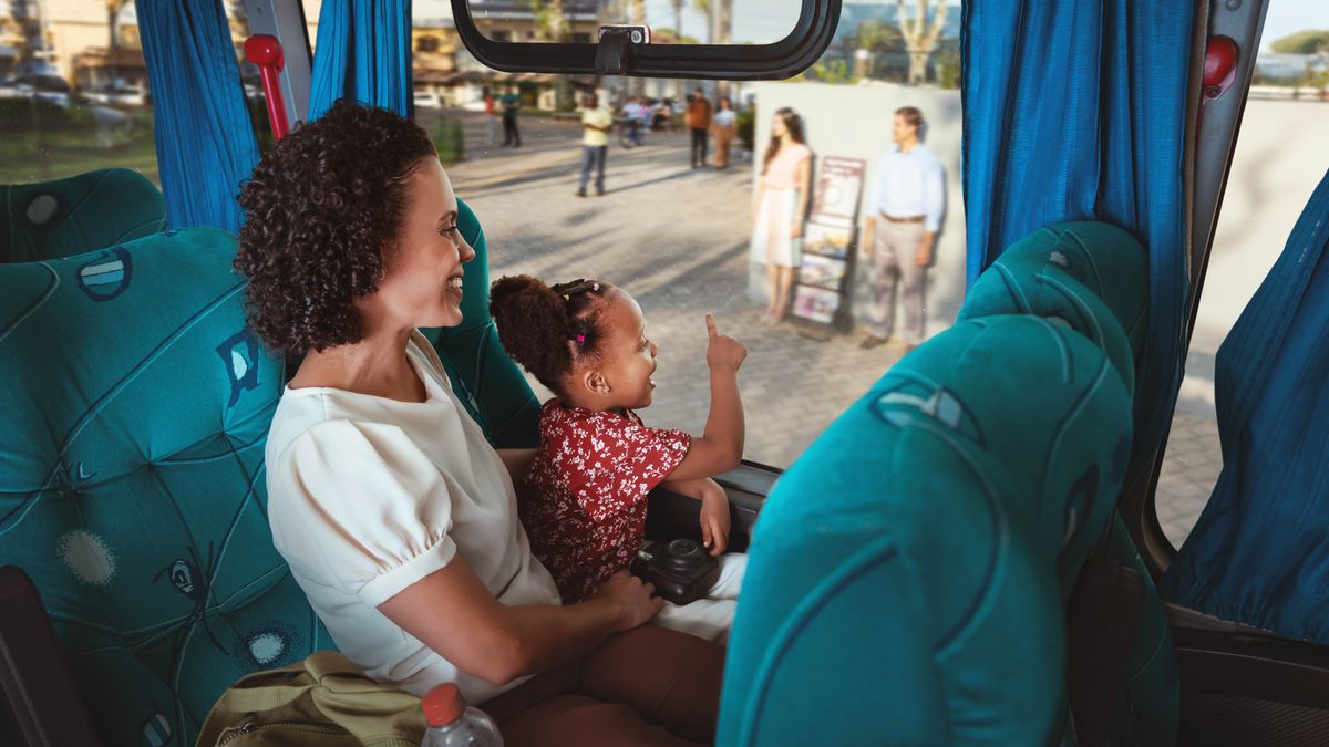 Morali oa bo rona le moralinyana oa hae ba ka beseng, ba thabela ho bona Lipaki li paka ka teroli pel’a tsela.