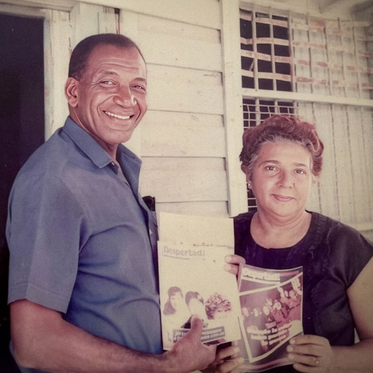 Gustavo le Emilia ba tšoere limakasine tsa “Tsoha!” tsa puo ea Sepanishe.