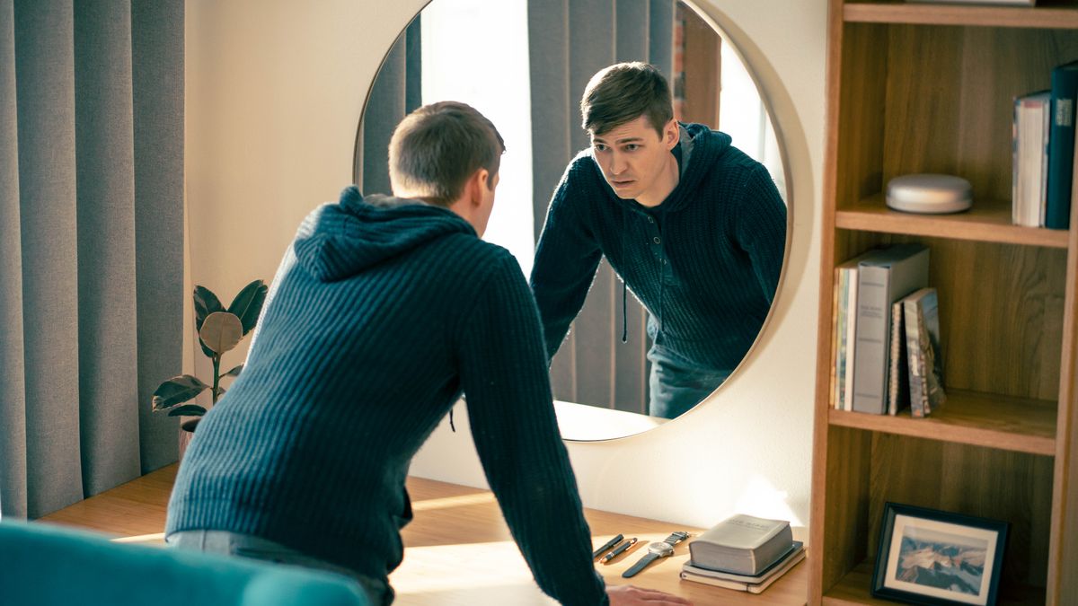 Mor’abo rona o ichebile ka seiponeng a utloile bohloko ’me o ntse a nahana ka mefokolo ea hae.