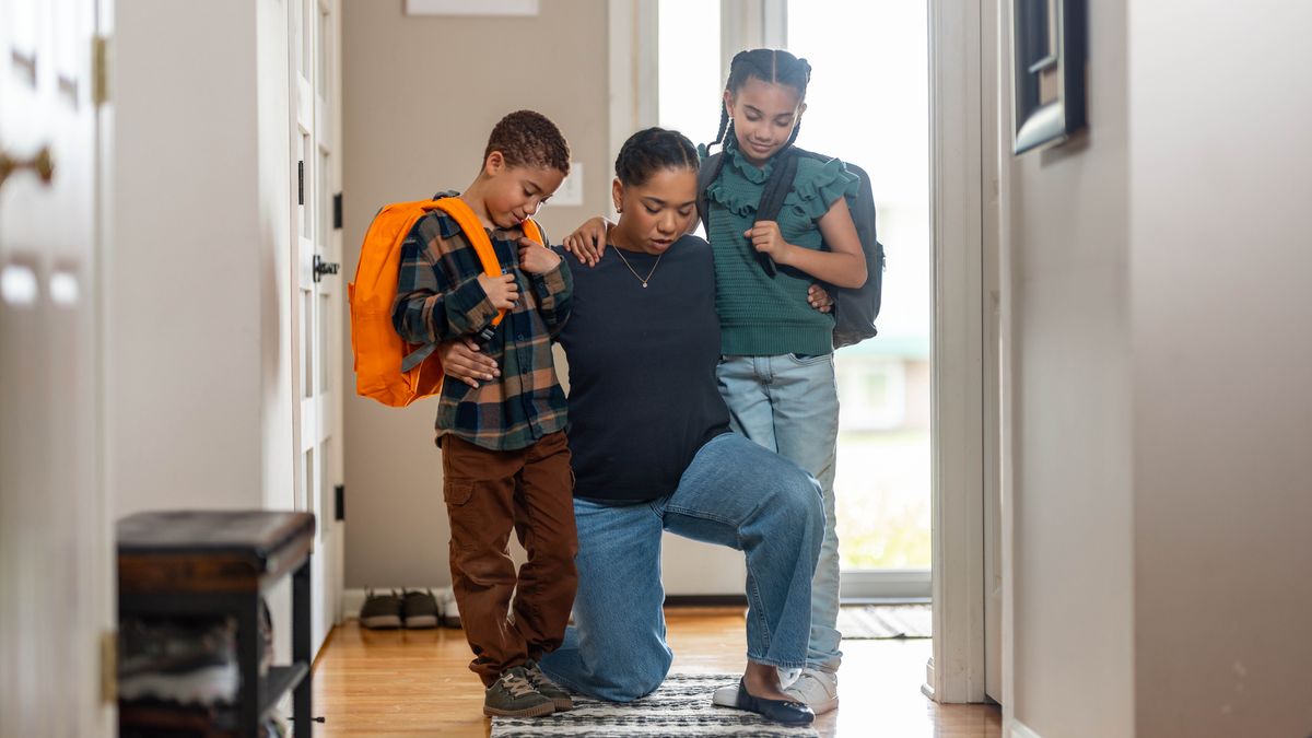 ’Mè o khumame ’me o rapela le bana ba hae ba babeli pele ba ea sekolong.