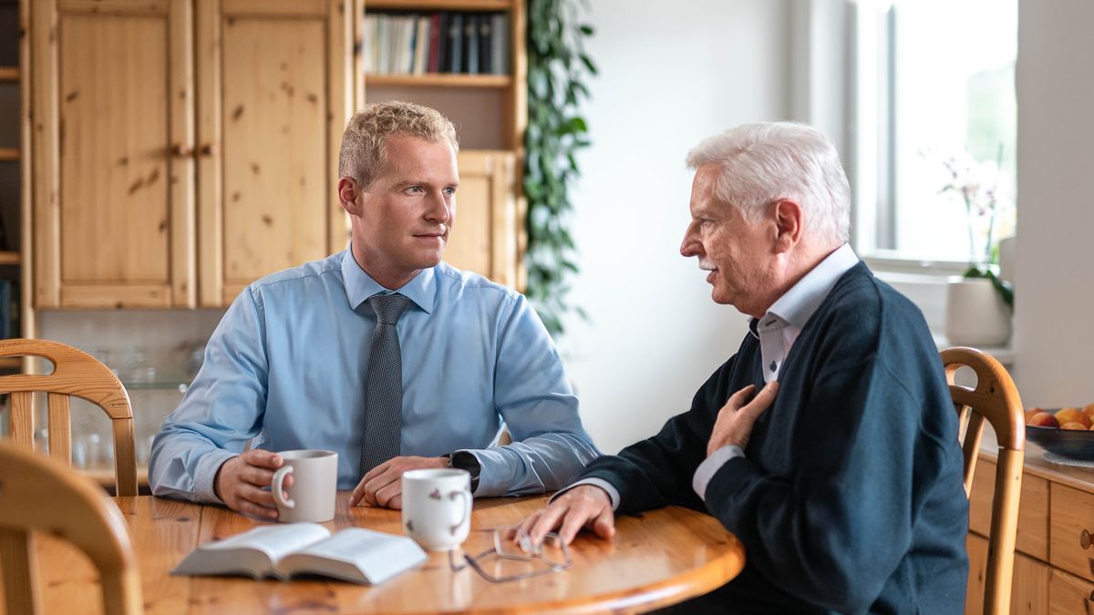 Moholo e mocha o etela mor’abo rona ea seng a holile lelapeng la hae ’me o mo mamela ka hloko ha a ntša maikutlo a hae.