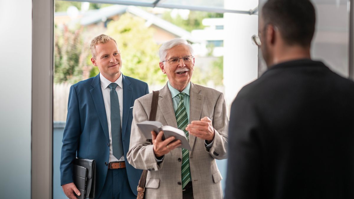 Moholo le mor’abo rona ea holileng ba sebetsa hammoho tšimong. Mor’abo rona ea holileng o qoqa le mong’a ntlo ka sebete a eme monyako.