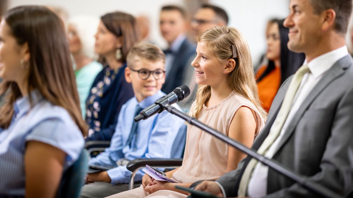 Ngoanana eo o arabela ka libokeng ’me ngoan’abo o mo shebile a thabile.