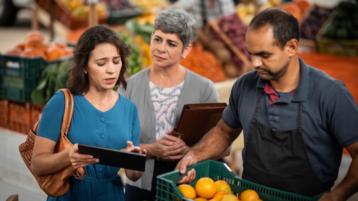 Morali oa bo rona ea holileng o shebile ha morali oa bo rona e mocha a sokola ho pakela monna ea sebetsang ’marakeng.