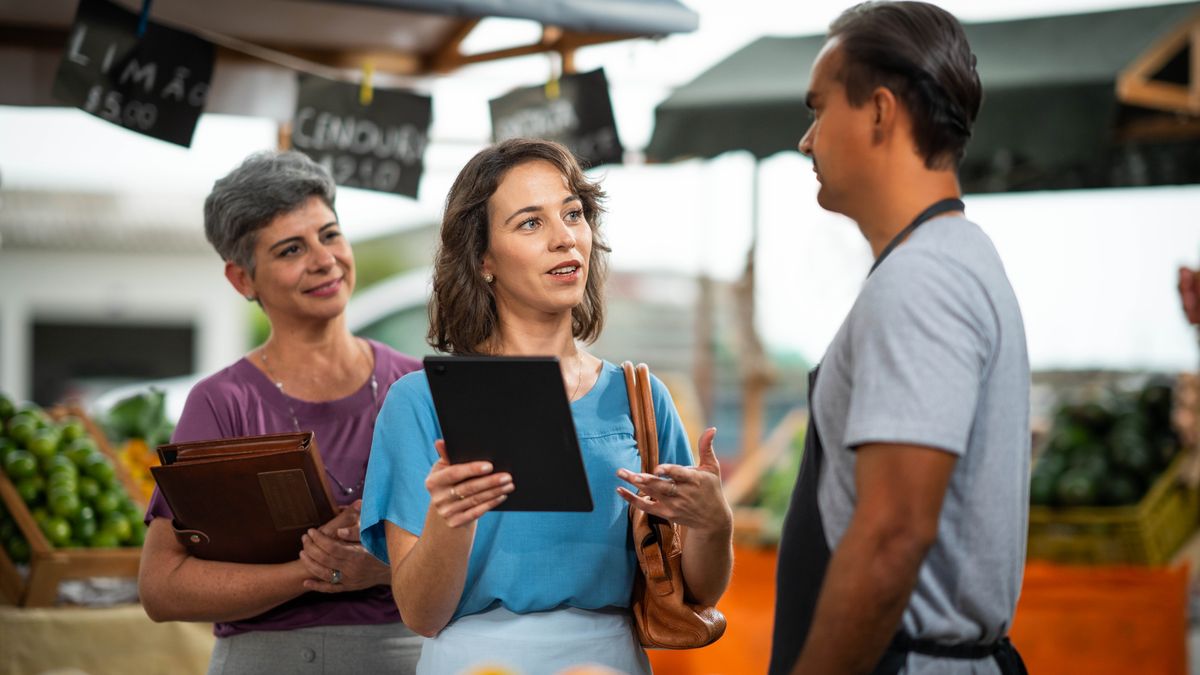 Barali ba bo rona ba babeli ba buisana le monna e mong ’marakeng. Morali oa bo rona e mocha eo qalong a neng a sokola ho paka, o se a bua ka sebete le monna eo.