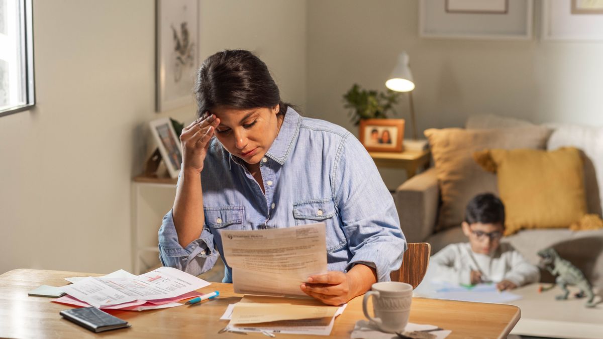 ’Mè ea holisang ngoana a le mong o tšoenyehile ha a sheba likoloto tseo a lokelang ho li patala, ngoana oa hae o ntse a bapala ka mor’a hae.