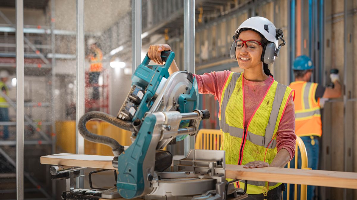 Morali eo oa bo rona o etsa mosebetsi oa kaho ’me o sebelisa mochini o moholo o sehang lepolanka.