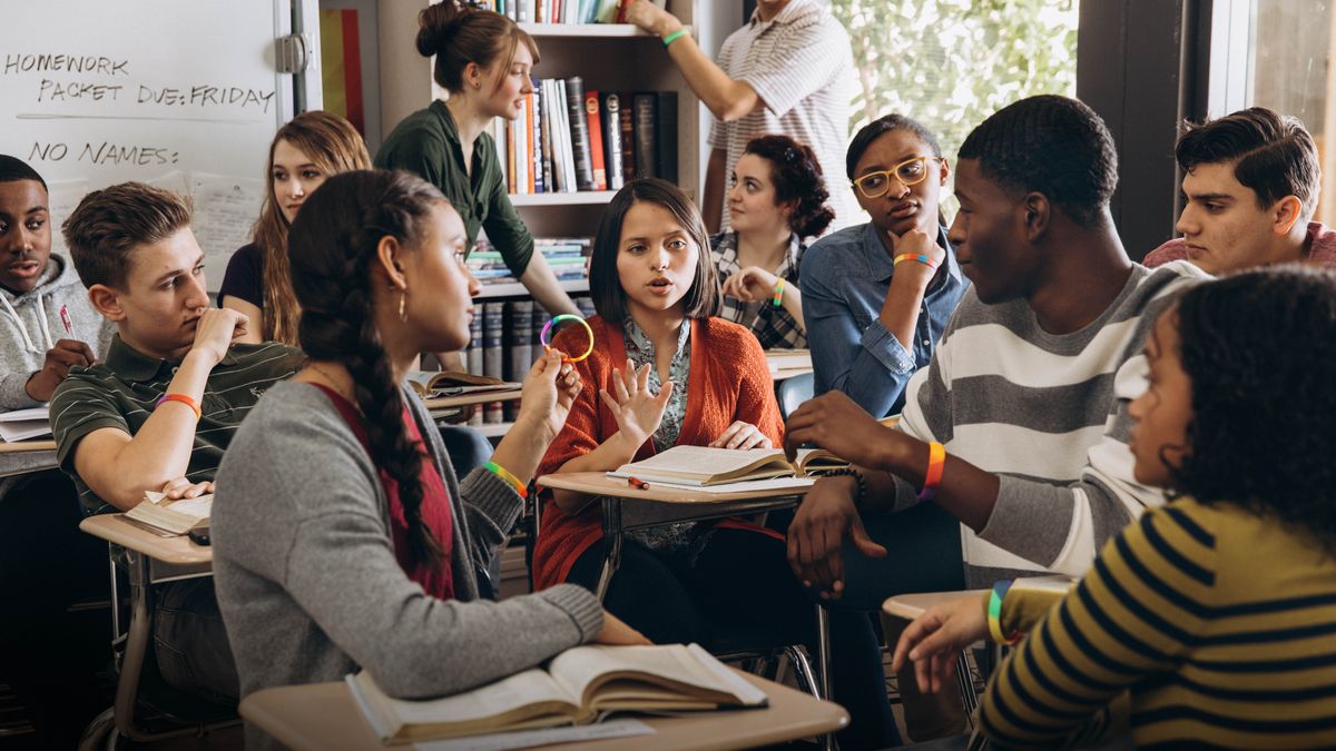 Hamorao ka tlelaseng, bana bao a kenang le bona ba mo qobella ho roala sefaha se bontšang ho tšehetsa ho ratana ha batho ba bong bo tšoanang. Oa hana ’me bana ba bang ba mo makaletse.