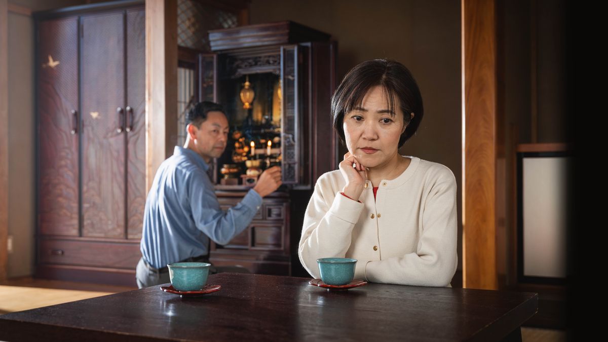 Morali oa bo rona o nahana ka thata ha a bona monna oa hae a khumamela aletare ea Buddha e lelapeng la bona.