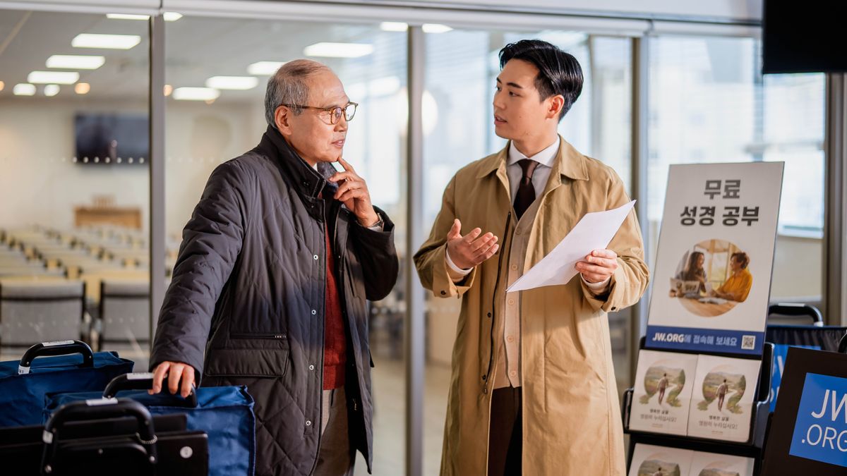 Mor’abo rona ea holileng oa moholo o mametse ka hloko ha moholo e mong ea ntseng a le mocha a mo hlalosetsa hore na a behe literoli joang.