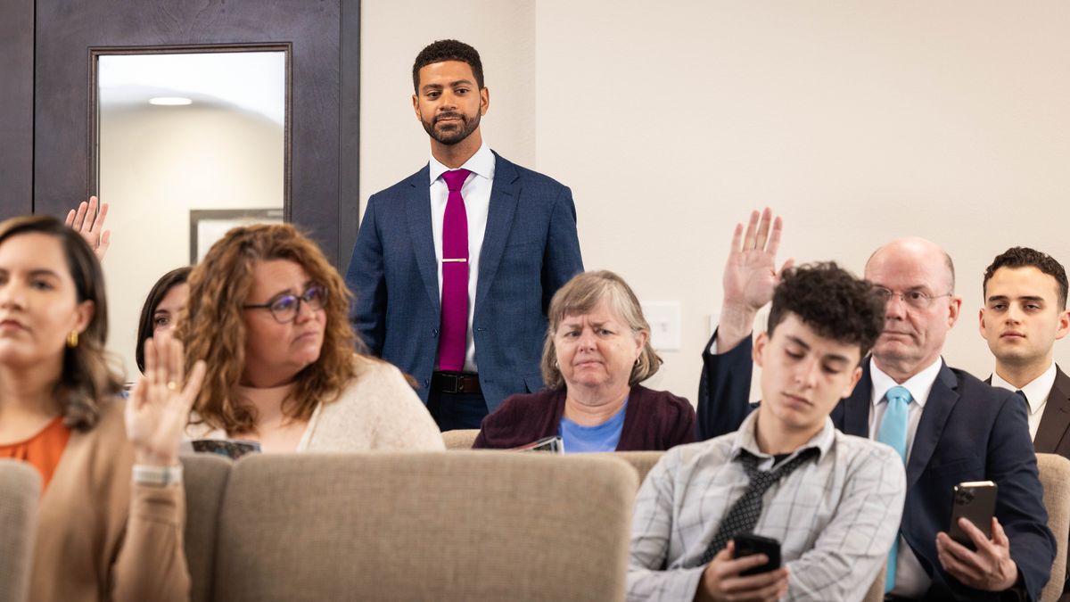 Mor’abo rona o shebile mocha nakong ea liboka. Mocha eo ha a na thahasello ea ho mamela ebile o lutse hampe setulong, o shebile fono ea hae.