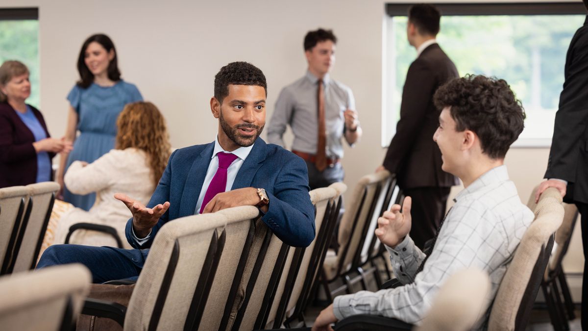 Mor’abo rona o lula pel’a mocha eo ka mor’a liboka. Ba ntse ba qoqa hamonate ebile baa bososela.