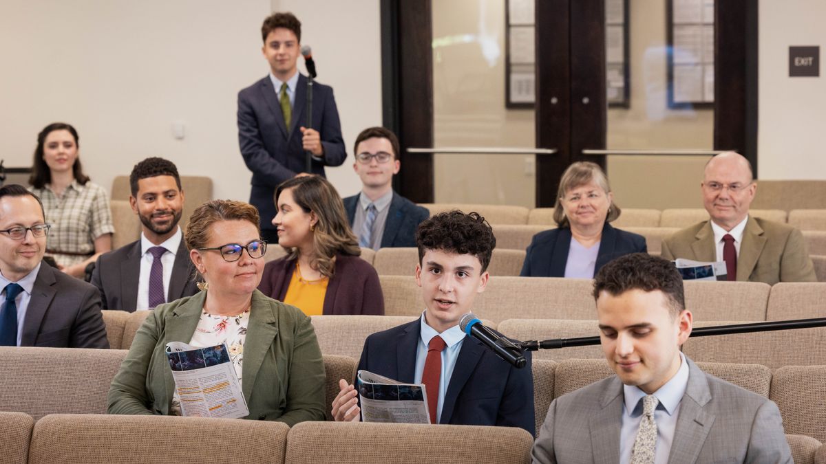 Mor’abo rona oa bososela ha a bona mocha a araba Thutong ea “Molula-Qhooa.”