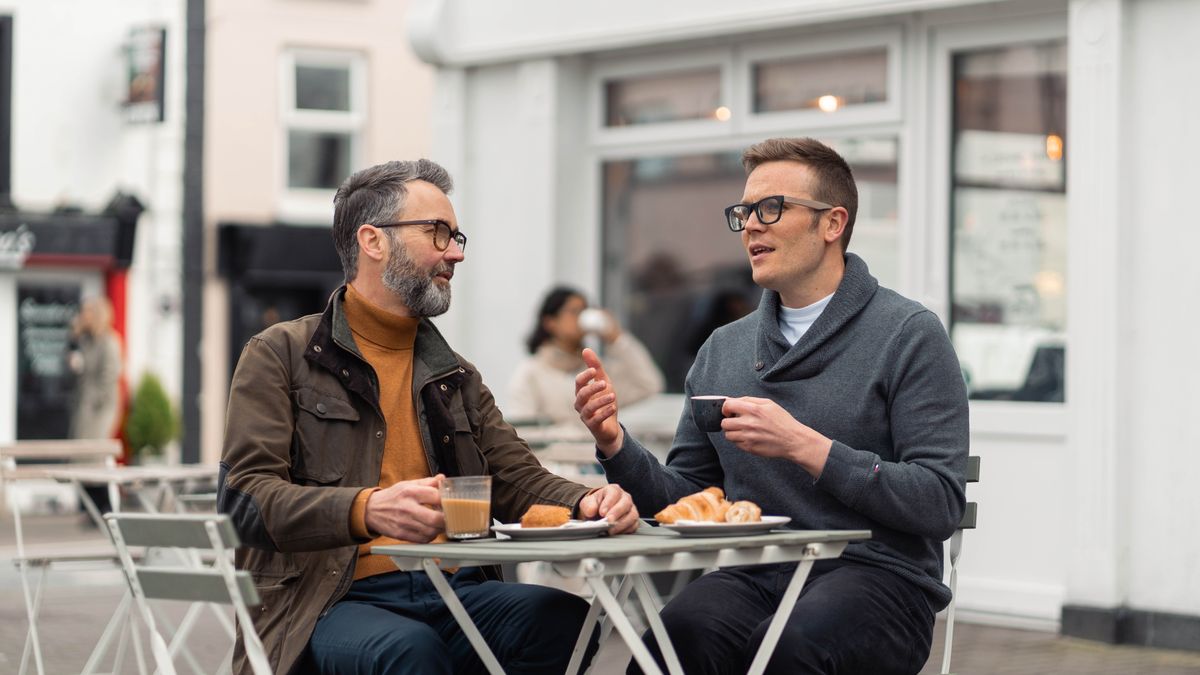 Hamorao letsatsing leo, bara bao ba bo rona ba thabela lijo tsa hoseng shopong ea kofi. Mor’abo rona ea holileng o mametse mor’abo rona ea nyahameng ka hloko.