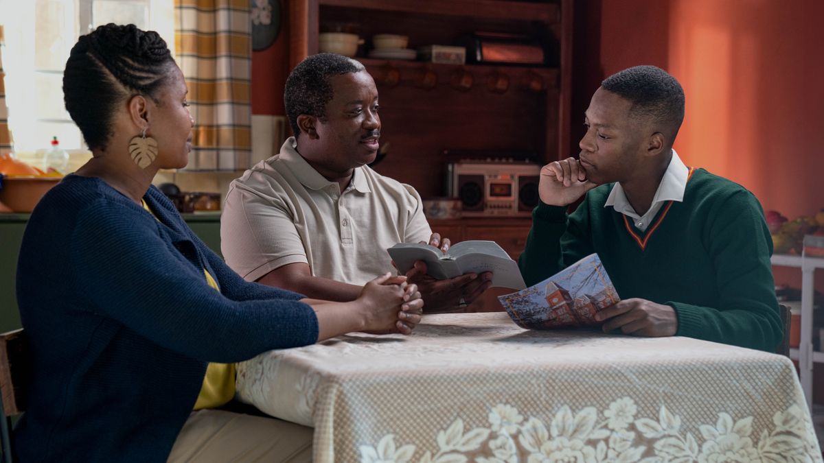 Mor’abo rona o bua le batsoali ba hae lapeng ka bukana eo a e filoeng. Ba mo bontša mabaka ba sebelisa Mangolo.