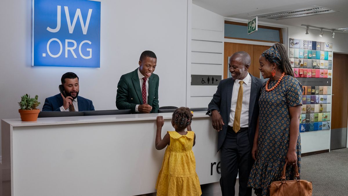 Ka mor’a nako, mor’abo rona o sebeletsa Bethele ’me o amohela baeti.