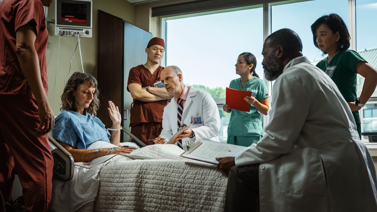 Morali’abo rona o betheng ea sepetlele, o hana ho tšeloa mali. Baoki le lingaka ba mo pota-potile ’me ba mo hatella hore a a tšele.