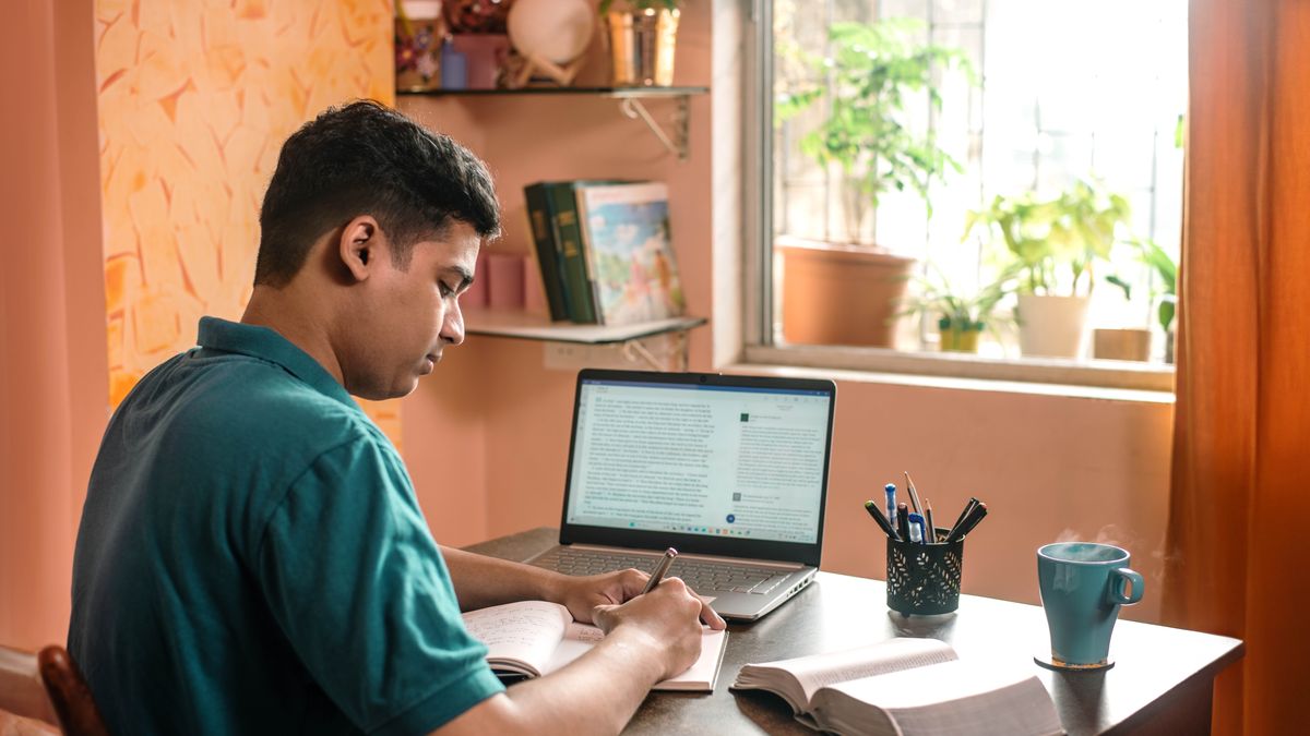 Mor’abo rona o ngola lintlha ha a ntse a ithuta Bibele. O sebelisa app ea “JW Library” e k’homphieutheng ea hae le Bibele.