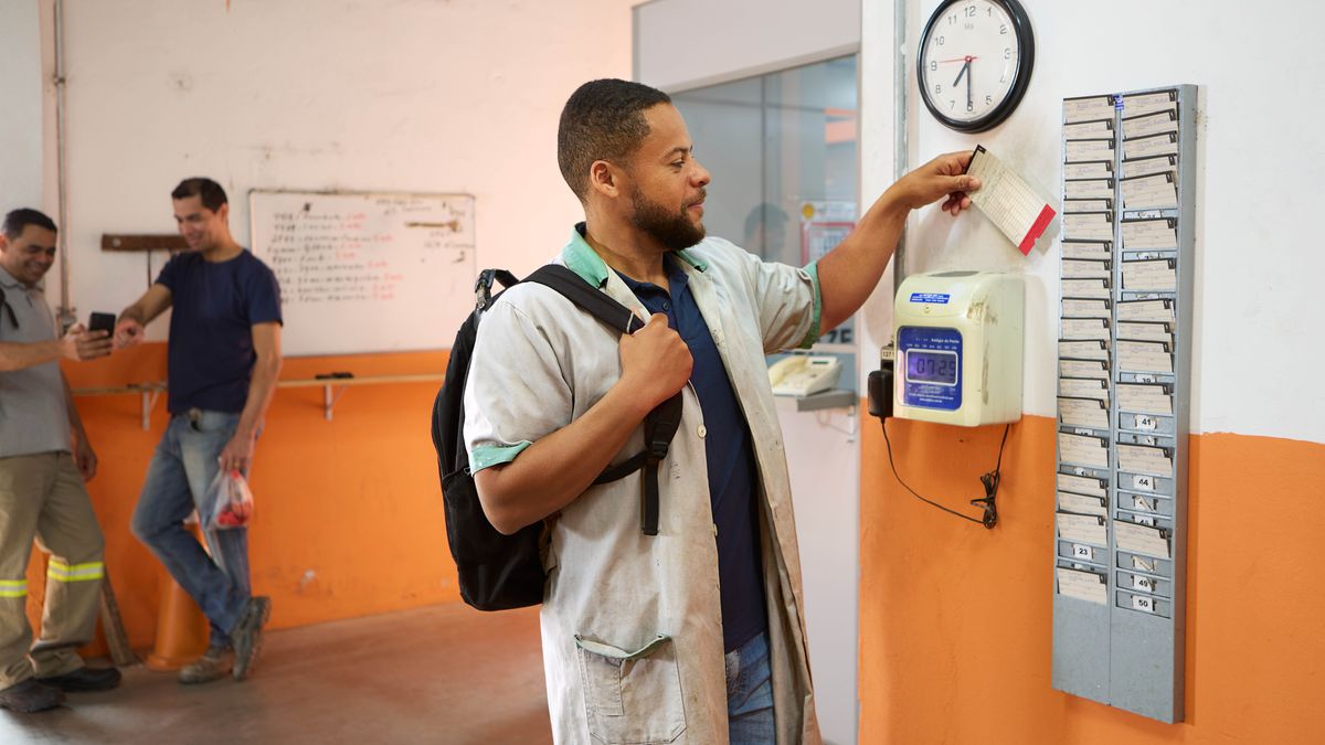 Mor’abo rona o fihla mosebetsing ka 7:​29 hoseng. Haufi le eena ho na le basebetsi ba bang ba shebileng ho hong fonong.