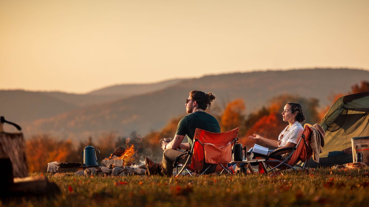 Morali’abo rona o bua le monna oa hae eo e seng Paki ha ba ntse ba thabela ho noa kofi pel’a mollo. O butse Bibele ea hae ’me o bua a shebile tlhaho.