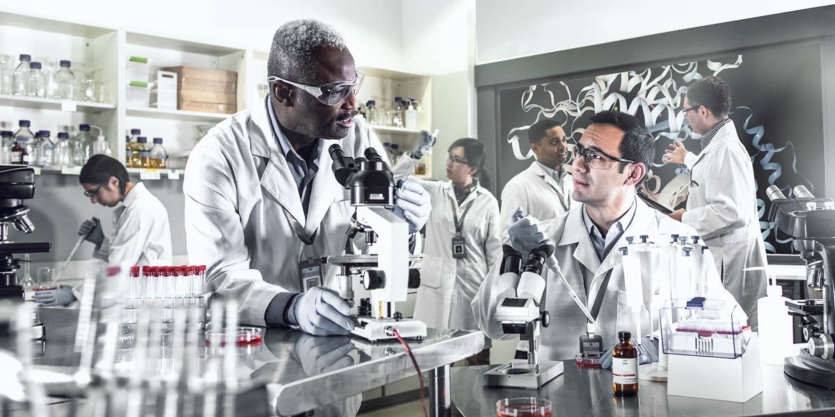 Bo-rasaense ba ntseng ba sebetsa ka laboratoring