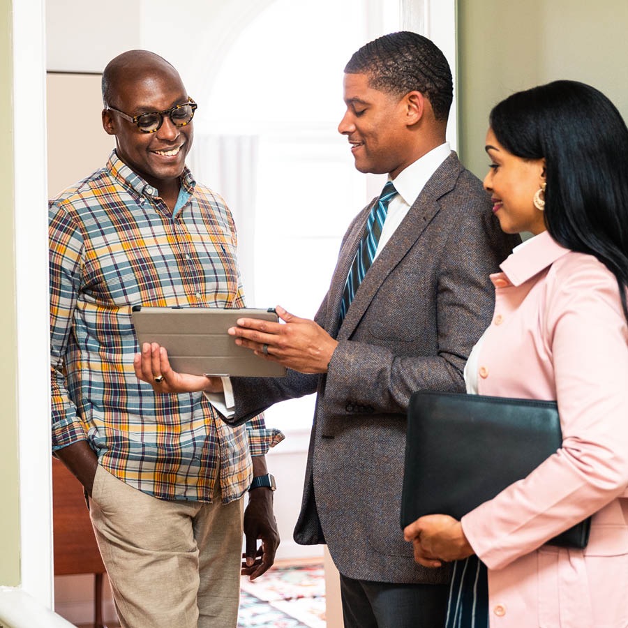 Ntate o bua le Lipaki Tsa Jehova a hlahile monyako.