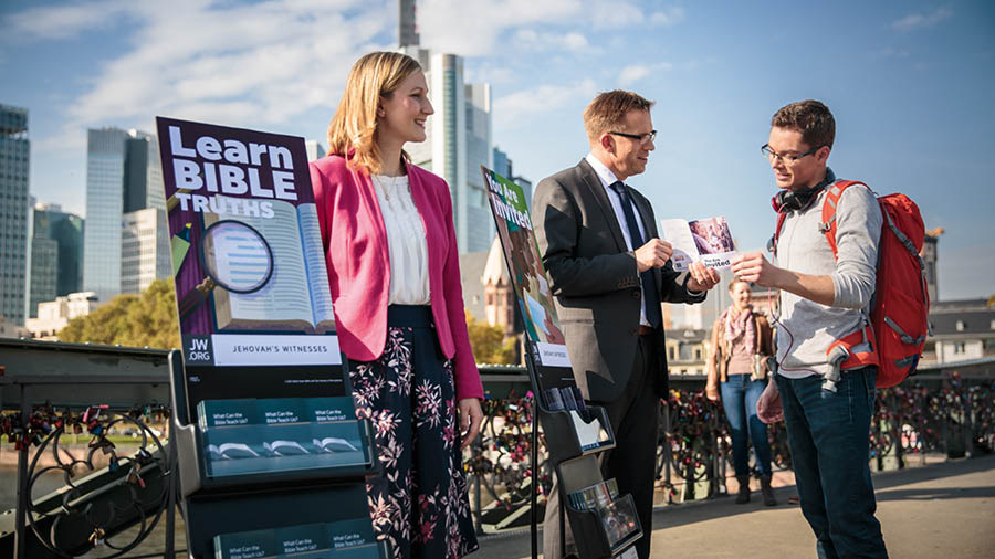 Lipaki Tsa Jehova li eme pel’a teroli li bua le mohlankana