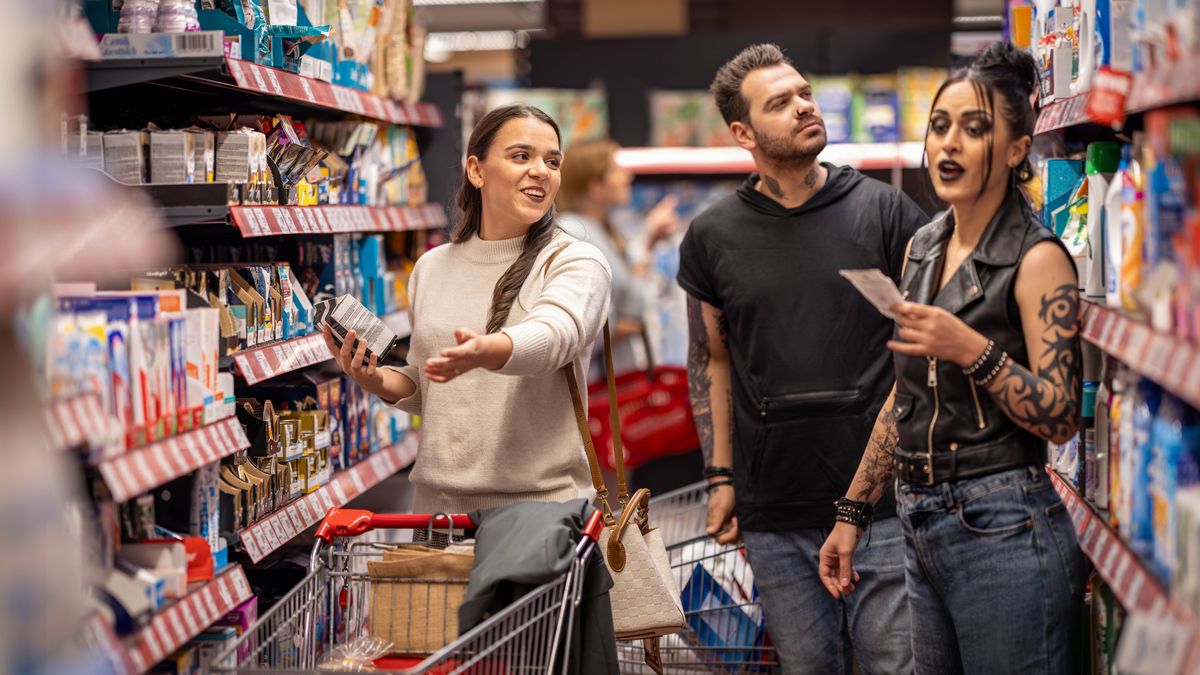 ’Mè o thusa baratani ho fumana ntho eo ba e batlang ka shopong. O ba tšoara ka mosa ho sa tsotellehe tsela eo ba shebahalang ka eona le hore ba na le li tatoo.