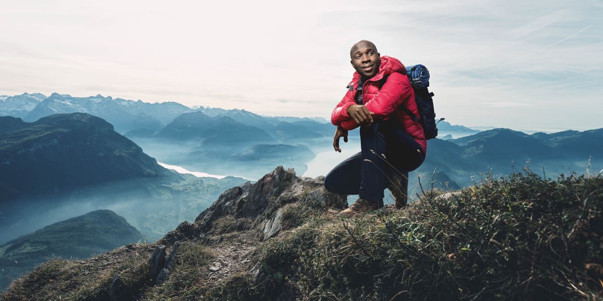 Mohlankana ea hlahileng lihloohong tse fetileng o fihlile ka holim’a thaba ’me o thabile.