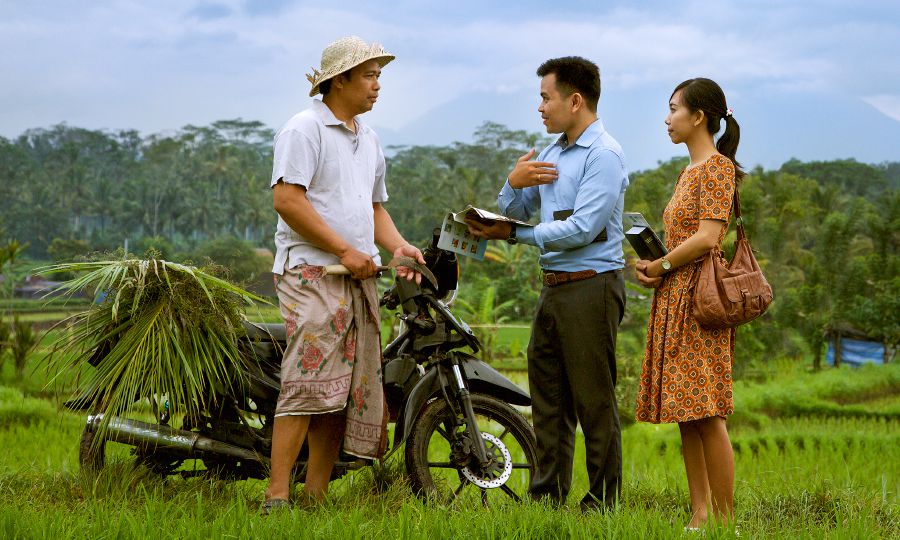 Lipaki Tsa Jehova li bolela litaba tse molemo ho monna oa Moidonesia ea lulang metseng