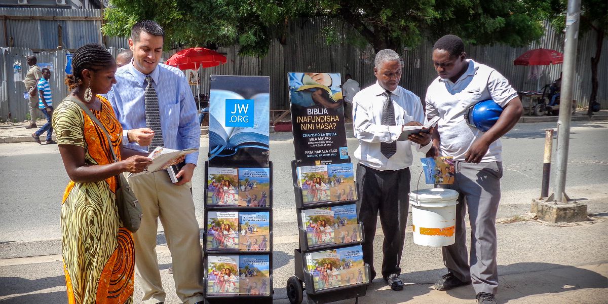 Lipaki Tsa Jehova li eme pel’a litoroli tsa lingoliloeng ’me li pakela batho Dar es Salaam, Tanzania